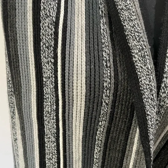 Roundtree & Yorke Multi-Striped Knit Scarf - Picture 2 of 3